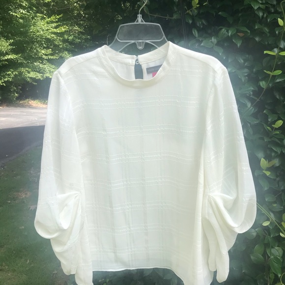 Vince Camuto sz S cream blouse/ great sleeves - Picture 1 of 4